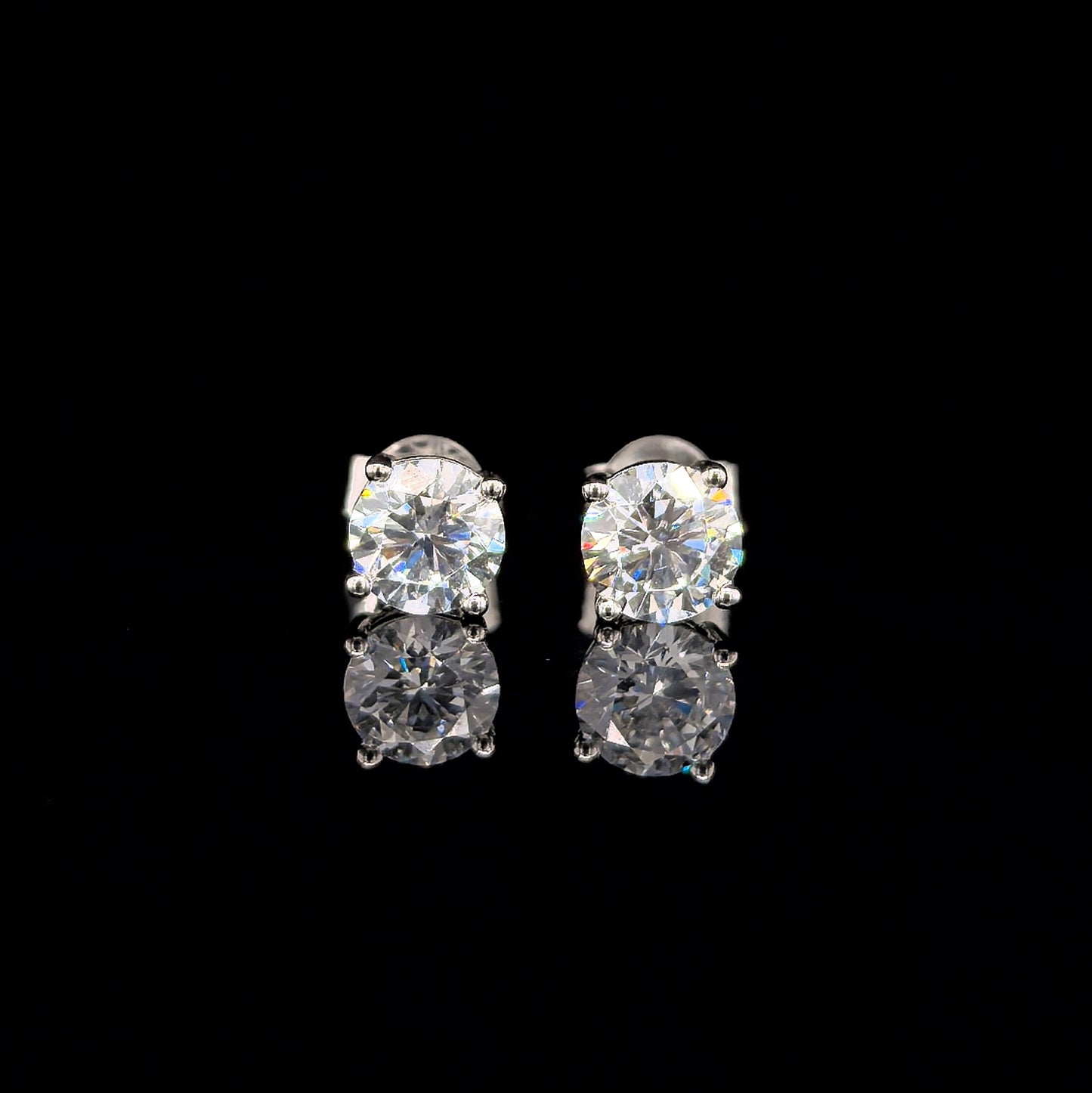 9k W/Gold, 2= 2,63ct Round Brilliant Cut Lab Grown Diamond Stud Earrings