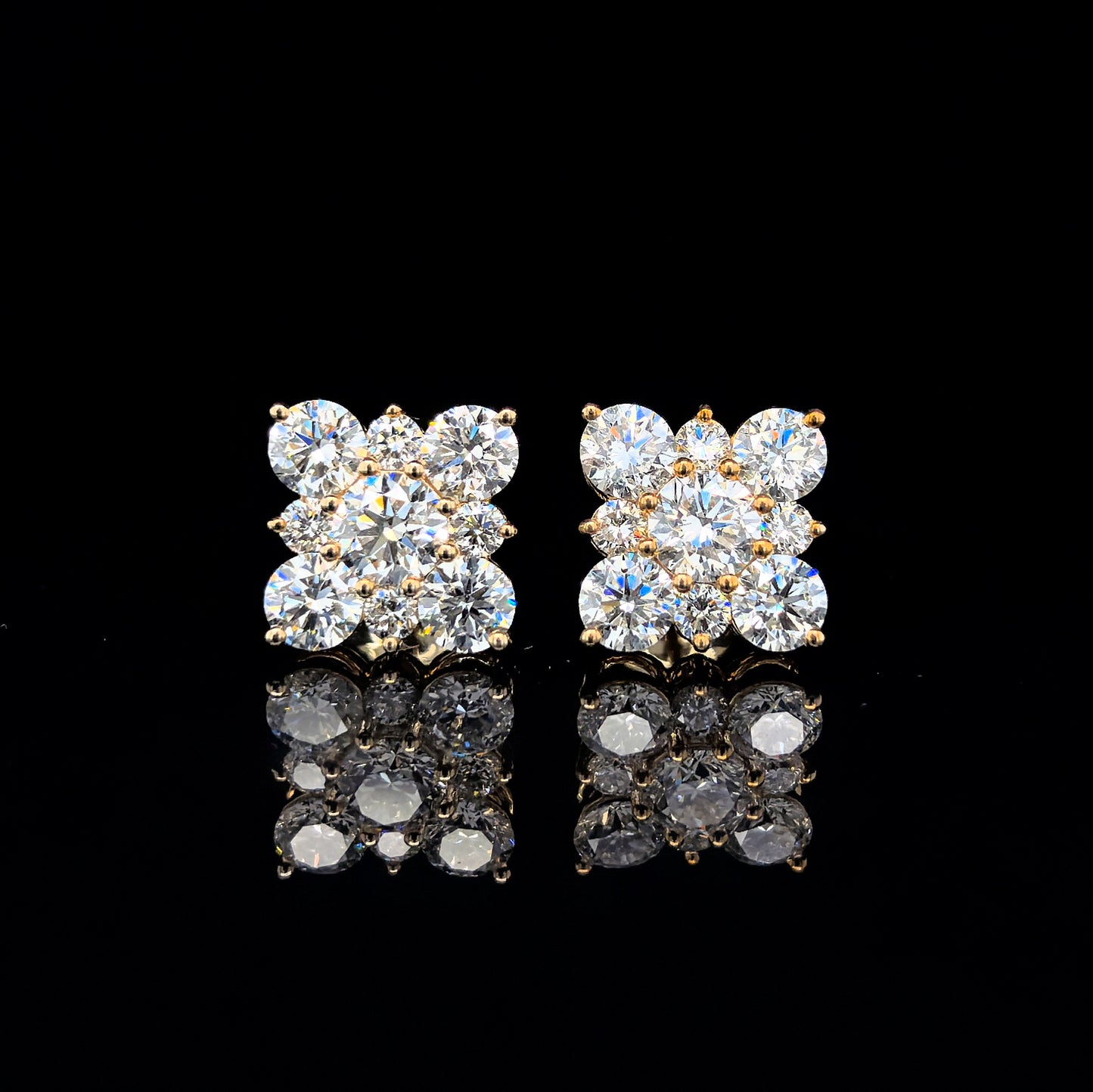 9k Y/Gold, 18= 4,25ct Round Brilliant Cluster Lab Grown Diamond Stud Earrings