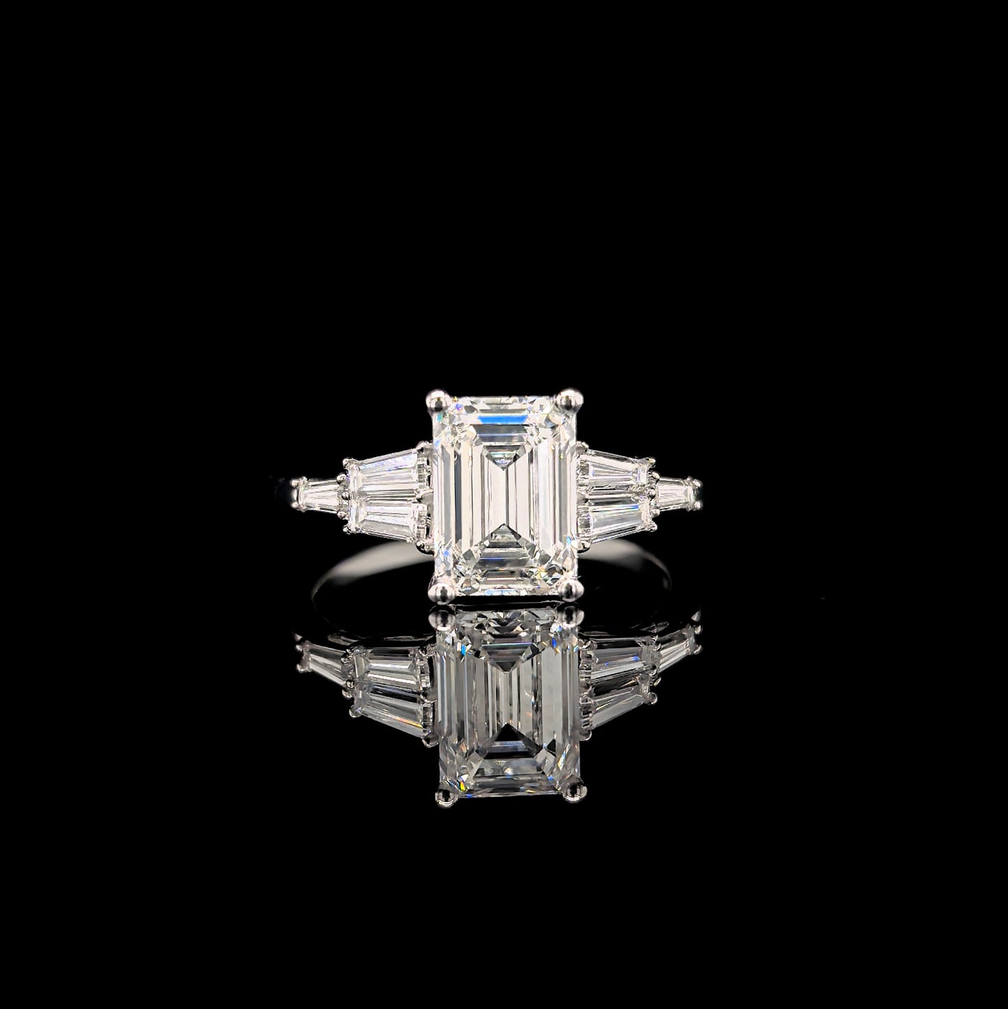 9k W/Gold, 2,00ct Emerald & 6= 0.52ct Baguette Cut Lab Grown Diamond Ring
