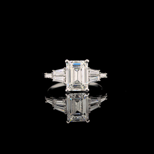 9k W/Gold, 2,00ct Emerald & 6= 0.52ct Baguette Cut Lab Grown Diamond Ring