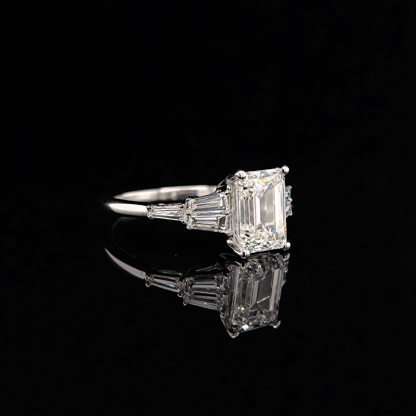 9k W/Gold, 2,00ct Emerald & 6= 0.52ct Baguette Cut Lab Grown Diamond Ring