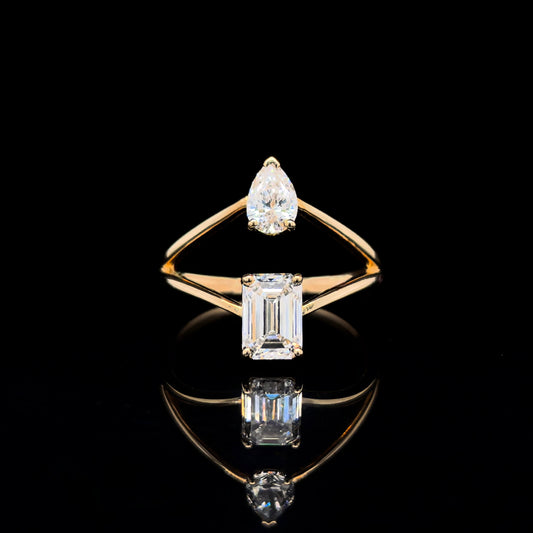 9k Y/Gold, 2= 1,39ct Emerald & Pear Shaped Lab Grown Diamond Dress Ring