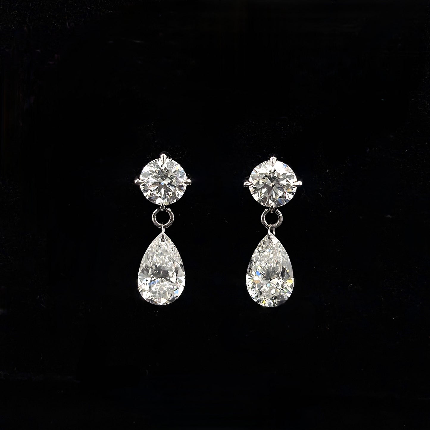 9k W/Gold, 4= 1,76ct Round Brilliant & Pear Shape Lab Grown Diamond Dangle Earrings