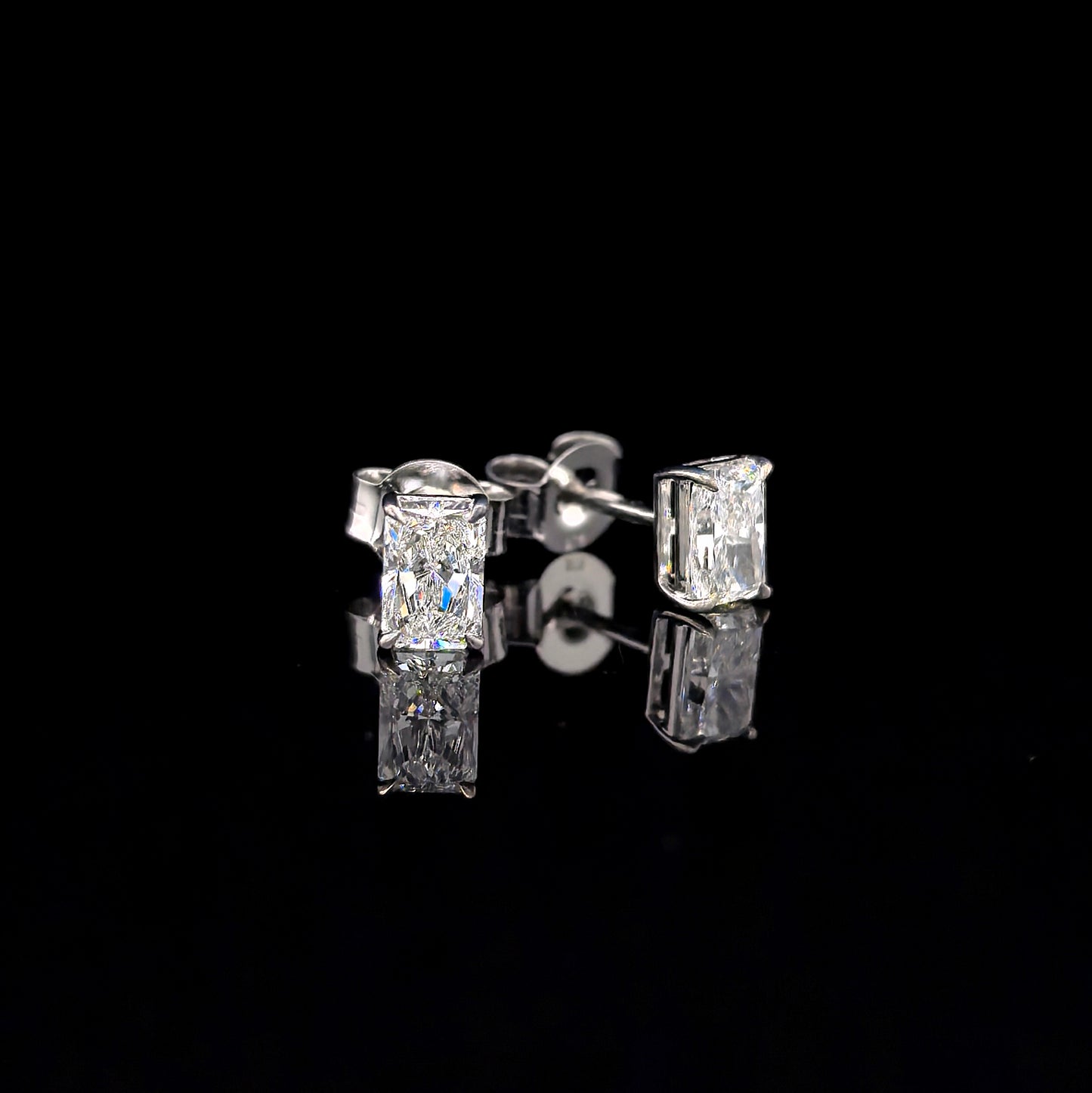 9k W/Gold, 2= 1,06ct Radiant Cut Lab Grown Diamond Stud Earrings