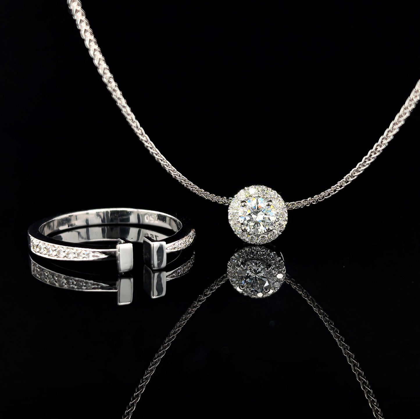18k W/Gold, 0.28ct Round Brilliant Diamond Halo Convertible Ring / Pendant