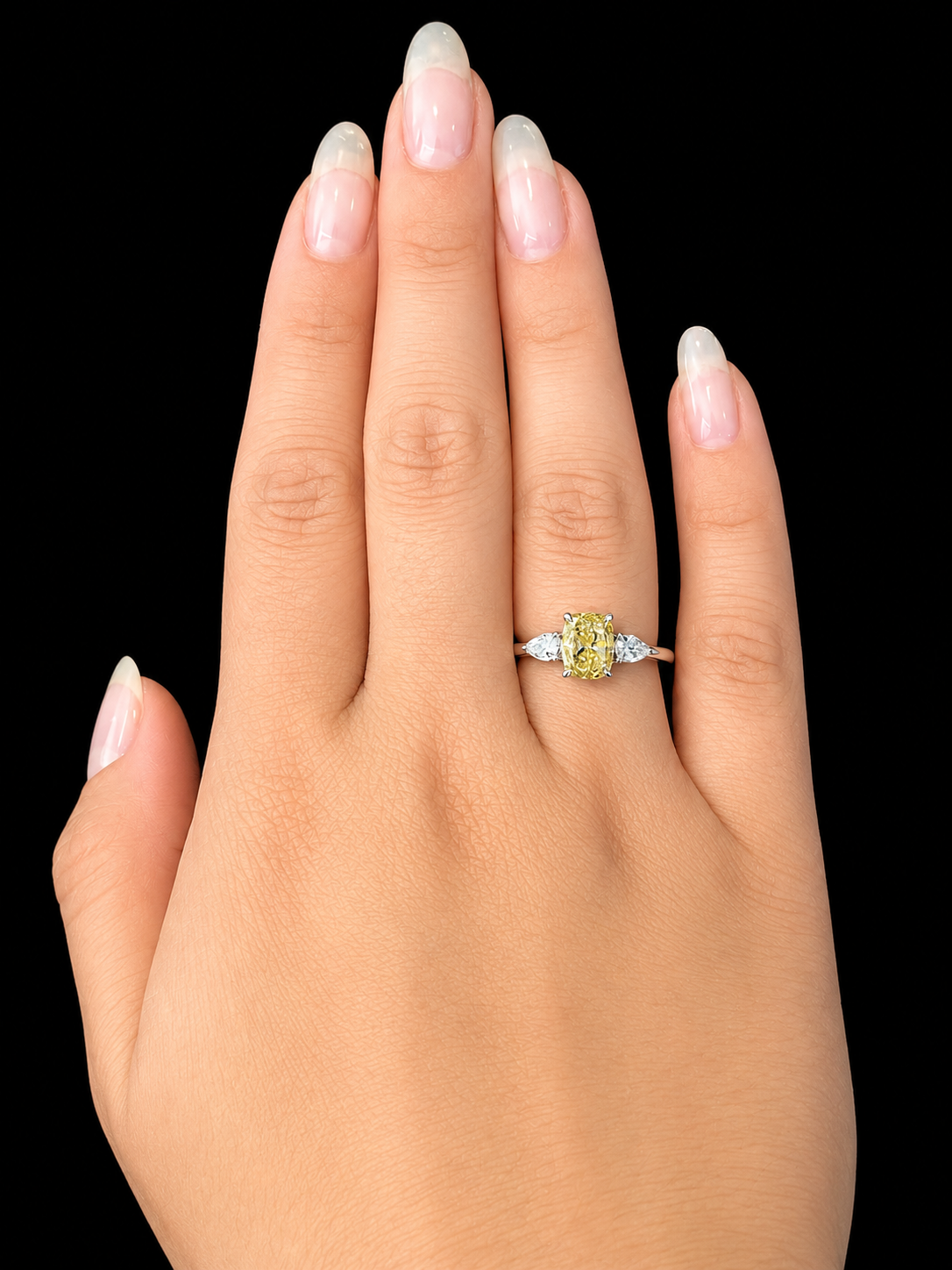 9K W/Gold, 3= 2,14ct Cushion & Pear Shape Lab Grown Diamond Trilogy Ring